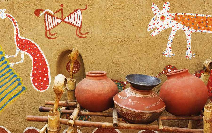 Why does water stay cool in earthen clay pots?